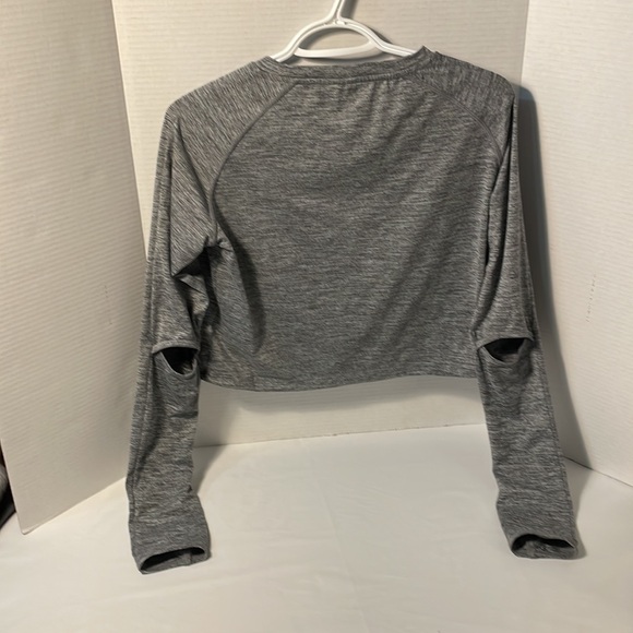 Gymshark cropped long sleeve workout top with cut our at elbow. Grey. Size M - Picture 9 of 9